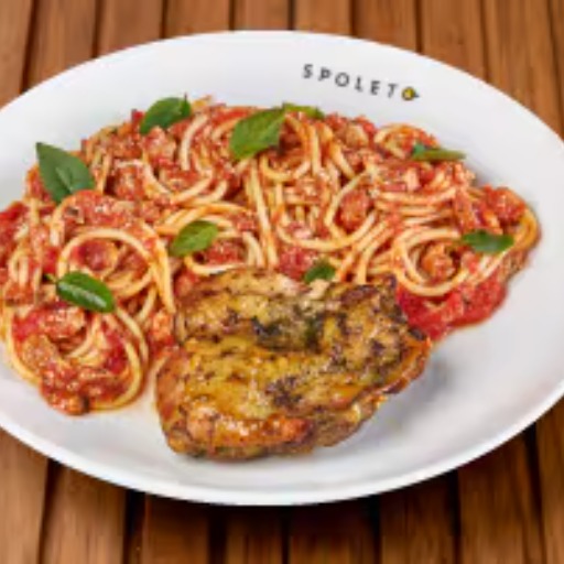 Nossa suculenta sobrecoxa desossada acompanhada de spaghetti ao molho pomodoro (feito com tomates) com bacon em cubos, ricota e manjericão.