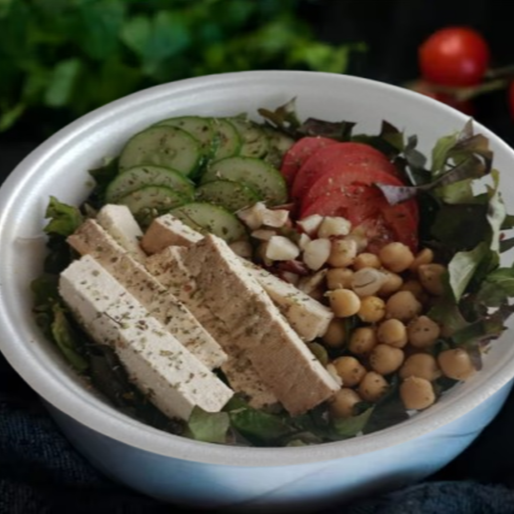 Experimente essa delícia, novidade da Matula. Tiras de Tofu Defumado com salada de alface roxa, pepino japonês, tomate rasteiro, castanha do Pará, grão de bico e azeite de oliva extra virgem. Esse novo prato é embala em uma prática embalagem térmica de isopor redonda, pesando aproximadamente 300g, para garantir a temperatura ideal da sua refeição.
Você pode adicionar batatas fritas ao seu prato (verifique os preços).