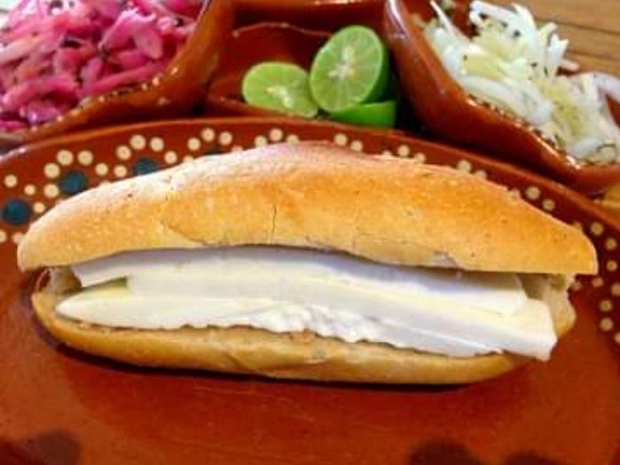 Torta ahogada de panela y agua fresca de 500 mil