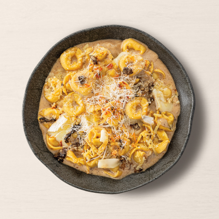 Uma experiência de sabor marcante e envolvente. Capelletti de carne delicadamente cozido, servido com um molho funghi com queijo brie intenso, que traz cremosidade e um toque especial ao prato. O equilíbrio perfeito entre sabor, textura e aconchego. Para saborear sem pressa, como só o Ragazzo sabe proporcionar.