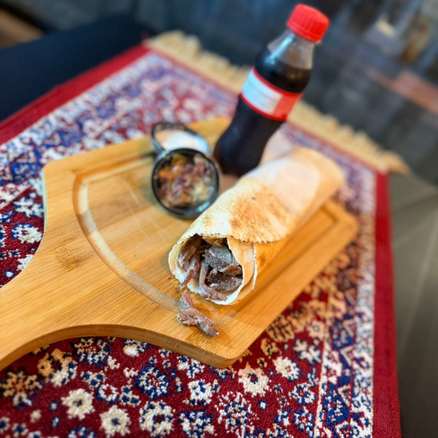 Delicioso Shawarma com (Carne Bovina) - Molho De Tahine, Picles, Salsinha, Cebola e tomate + Pasta de Alho e Salada a Moda da Casa + Coquinha 250ml