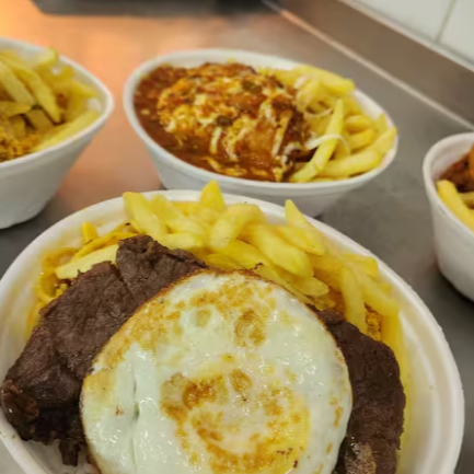 Nosso bife frito na frigideira, servido com um ovo frito por cima — clássico, simples e delicioso.  Acompanha arroz, feijão, macarrão e farofa. Escolha seu complemento na tabela a seguir e monte seu prato completo!