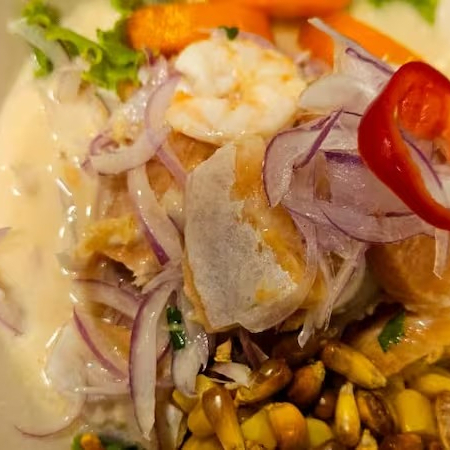 Peixe do dia marinado em sal, limão e molho de pimenta amarela peruana, banhado em saborosa leite de tigre acompanhado de batata doce, milho e cancha.