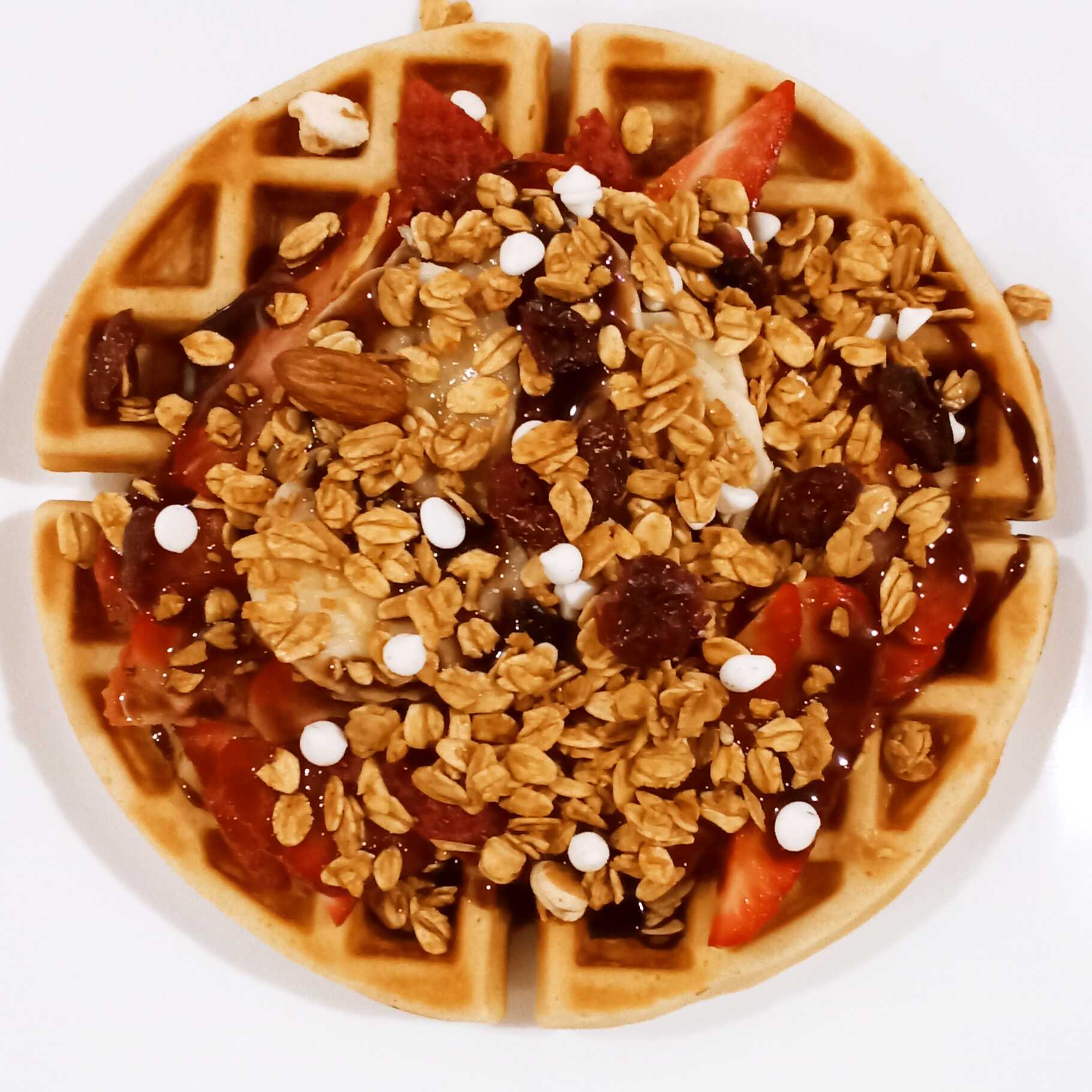 WAFFLE CON NUTELLA, FRESA, PLÁTANO Y GRANOLA