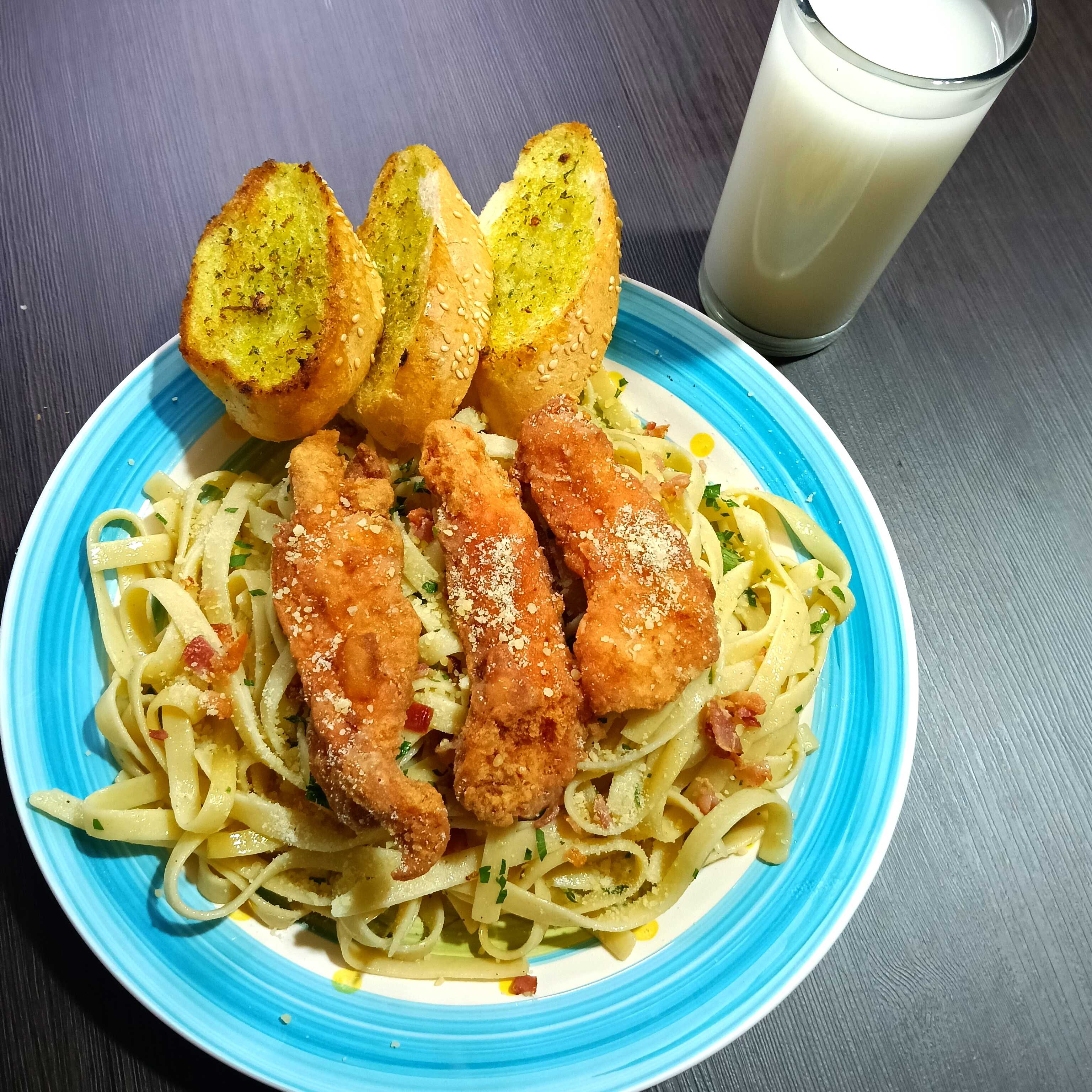 Salteada, Tocino, Tiras Tenders, Pan con Ajo