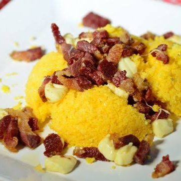 cuscuz, charque assada, cebola e manteiga