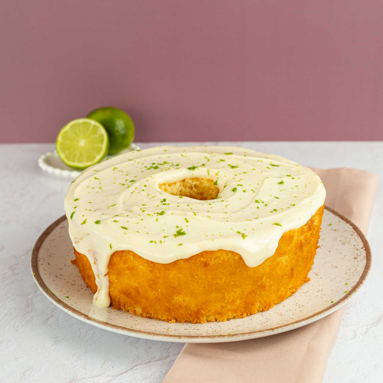 O nosso Bolo Iogurte com Limão é leve, feito com iogurte natural caseiro e suco de limão. Fica ainda mais irresistível com cobertura de mousse de limão
Serve até 16 fatias.