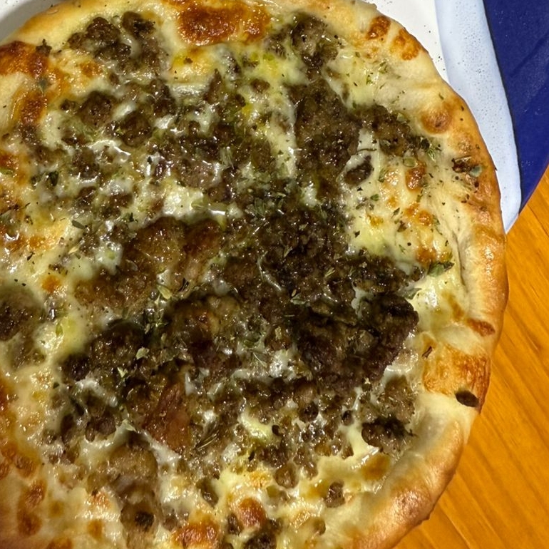 Massa macia e dourada, recheada com carne moída bem temperada no estilo árabe, cebola e especiarias selecionadas. Sabor autêntico e irresistível do Barcha Food — um clássico que nunca sai de moda! 🔥