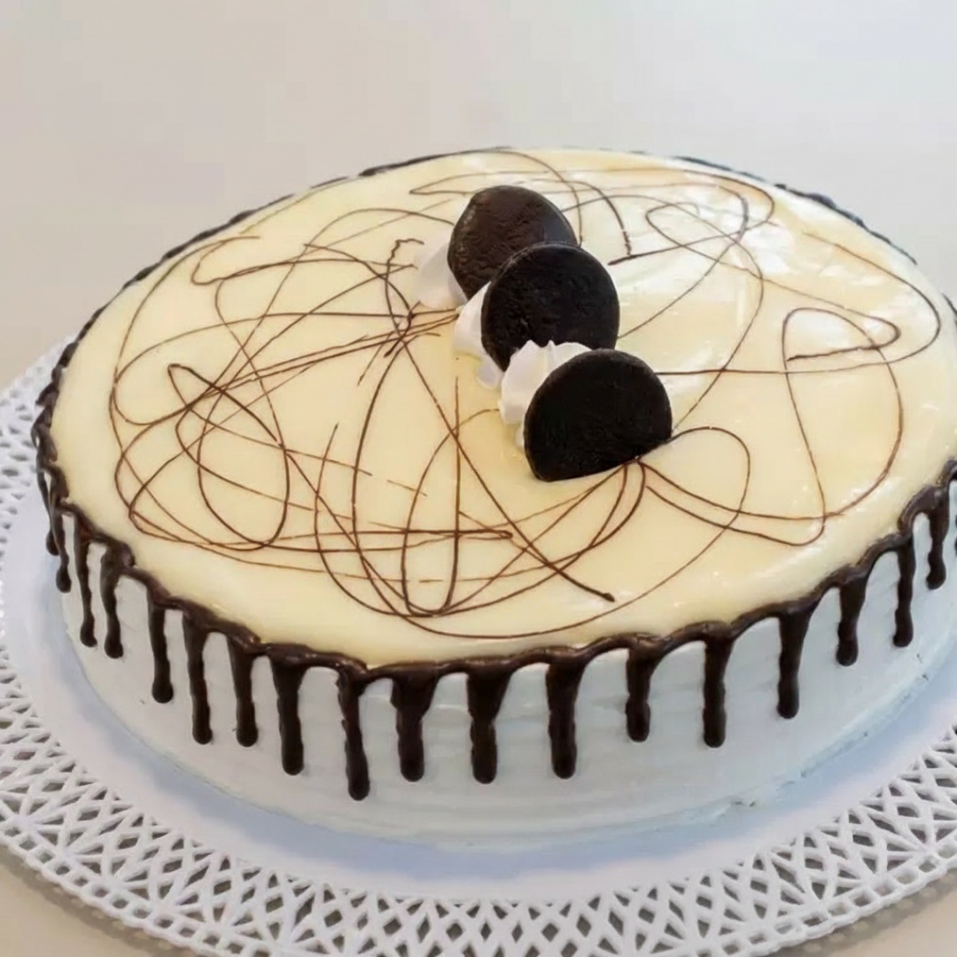Massa branca de pão de ló bem molhadinha com uma camada de recheio de Ninho e outra de chocolate