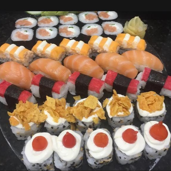 Peças tamanho padrão - 10 Maki Filadélfia, 5 Niguiri Salmão, 5 Niguiri Kani, 5 Uramaki Skin Pimenta Biquinho, 5 Uramaki Doritos, 5 Tortinha. Acompanha 3 molheira, 6 molho shoyo, 3 hashi, wasabi, gengibre.