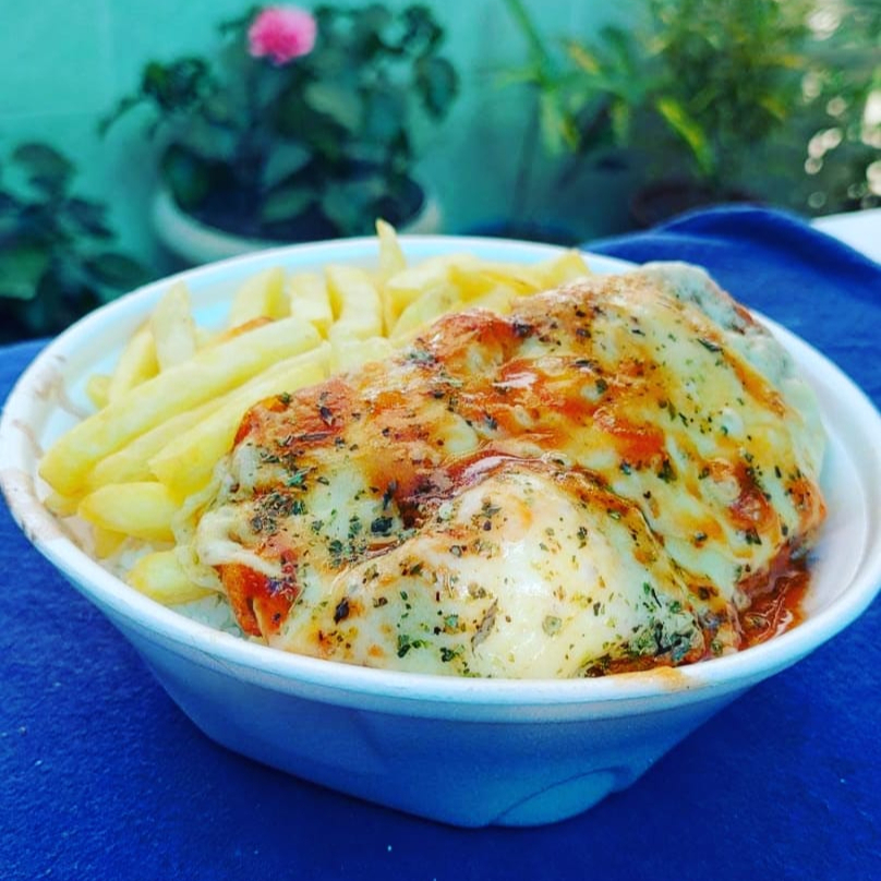DELICOSA MARMITA DE FRANGO A PARMEGIANA BEM RECHEADA COM FRITAS ACOMPANHADO DE ARROZ BRANCO SOLTINHO E FEIJÃO PRETO BEM TEMPERADO.