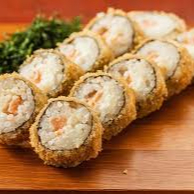 Roll empanado na farinha panko, com recheio de salmão com cream cheese