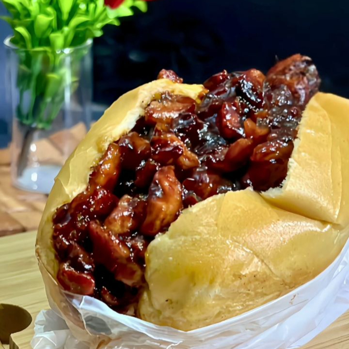 PÃO FRANCÊS COM CARNE ASSADA, EM TIRAS AO MOLHO BBQ COM TOMATE LAMINADO JUNTO ACOMPANHA UM REFRIGERANTE LATA