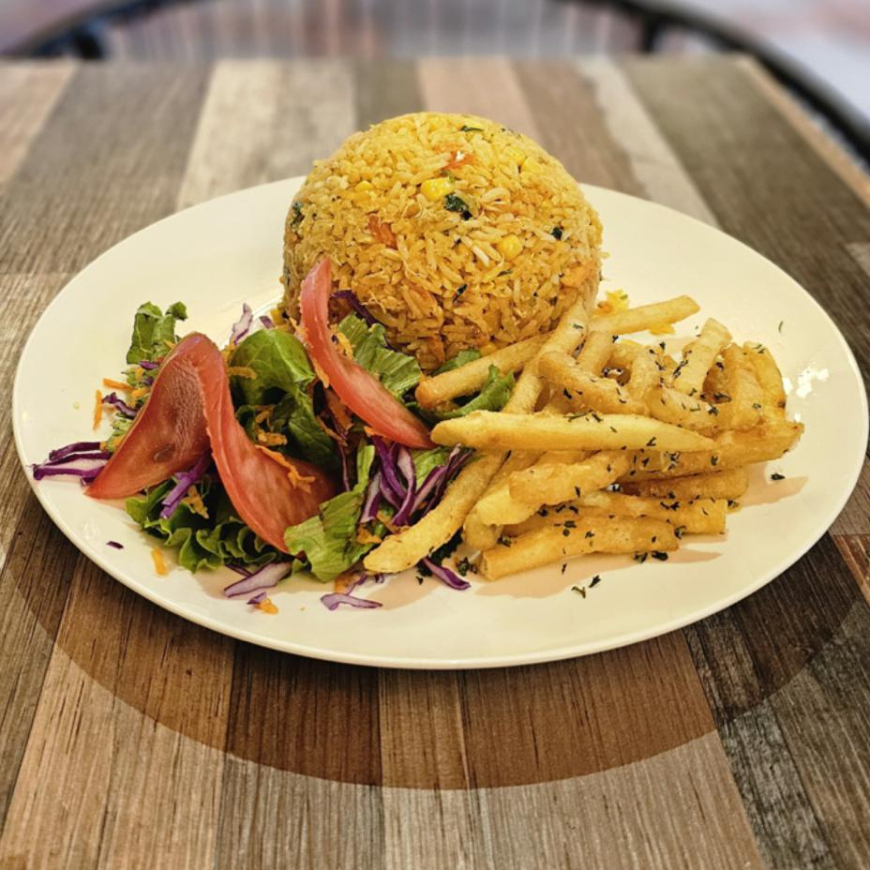 Arroz con Pollo con Papas y Ensalada