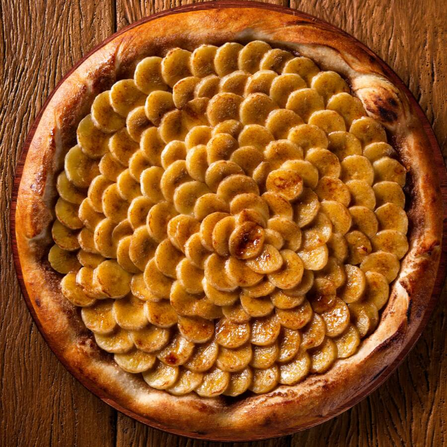 Deliciosa pizza brotinho (4 pedaços), com 2 opções de sabores à sua escolha + borda recheada grátis de acordo com o recheio escolhido.