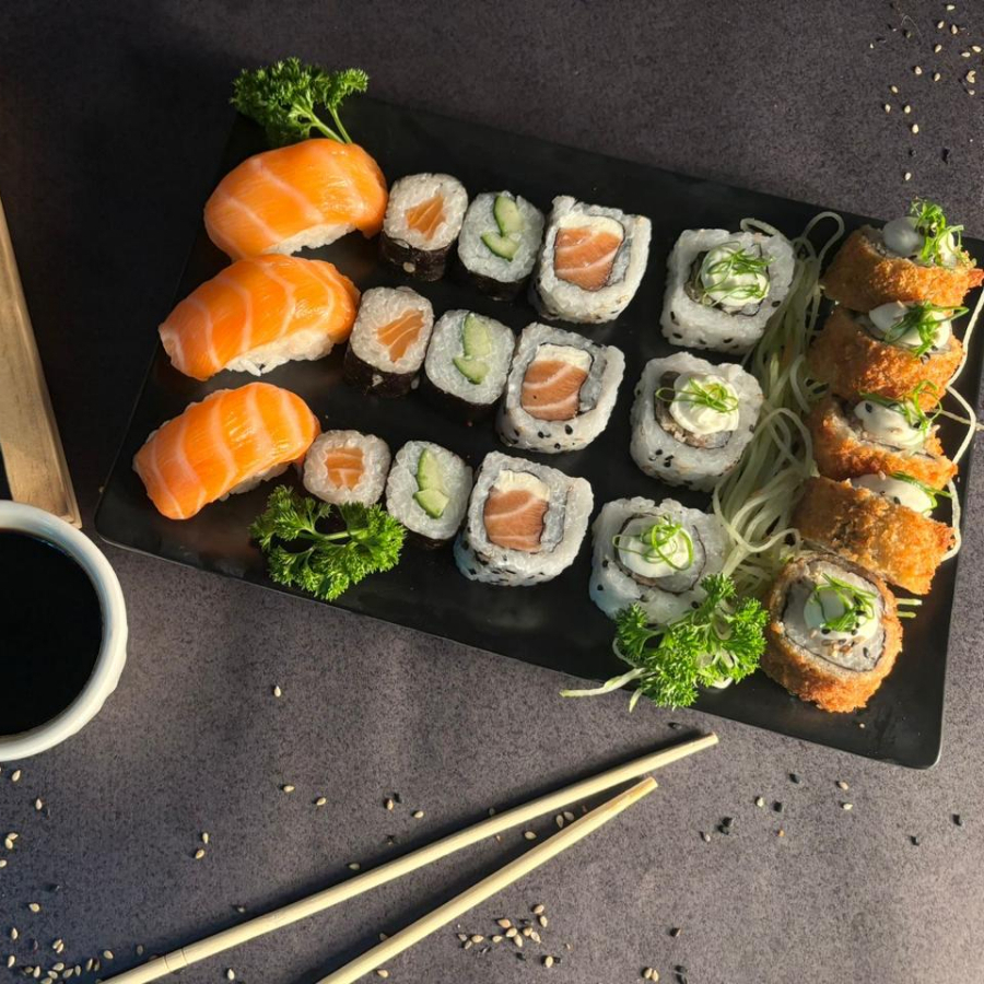 06 uramaki misto, 06 hossomaki misto, 03 niguiri de salmão e 10 hot holl
