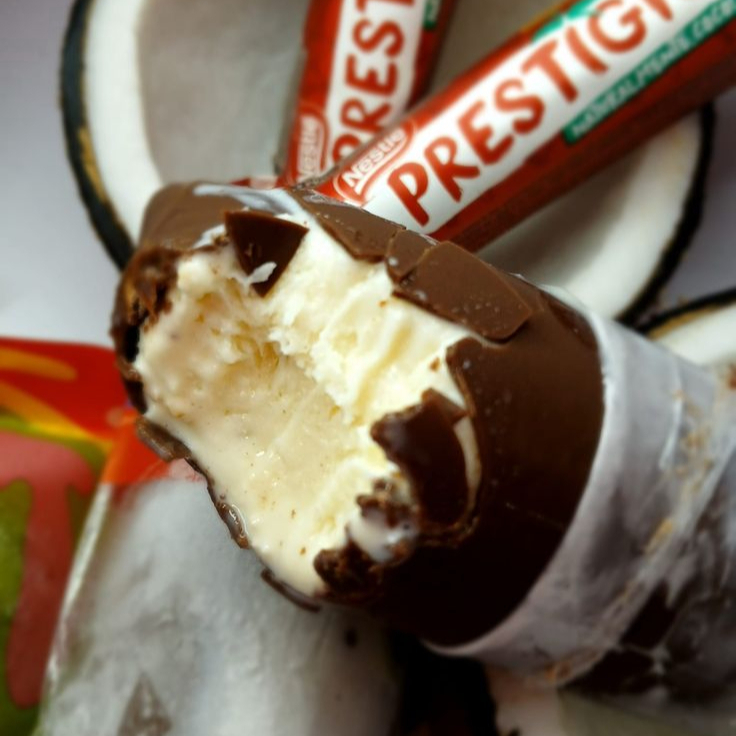 Picolé feito com coco com casca de chocolate