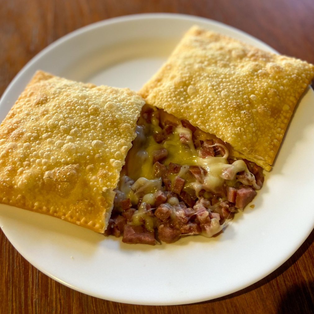 Pastel com recheio de calabresa picada e queijo.