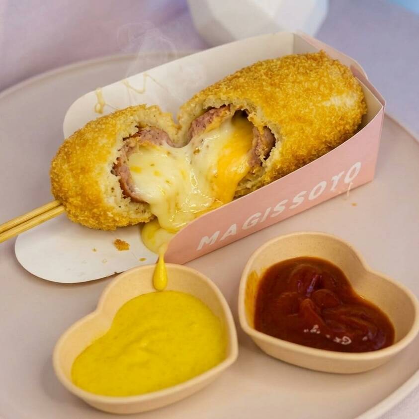 A combinação perfeita! Metade queijo derretido, metade salsicha suculenta, tudo envolvido na massa coreana.