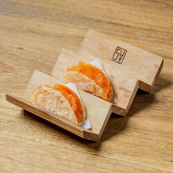 Tacos de salmão acompanhadas por pasta de abacate e vinagrete especial. 2 unidades.