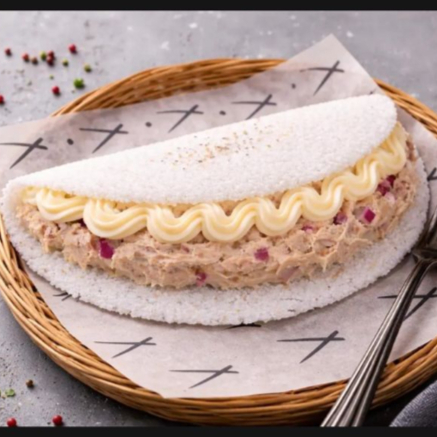 Massa de Tapioca recheada com atum temperado com cebola roxa e requeijão