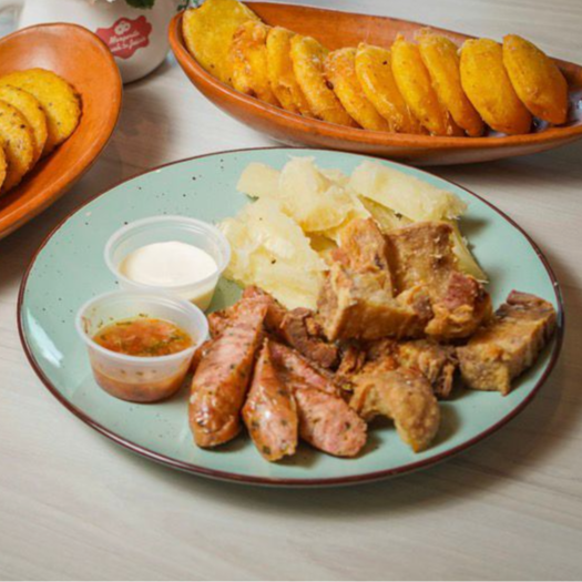 Picada de Chicharron y Chorizo