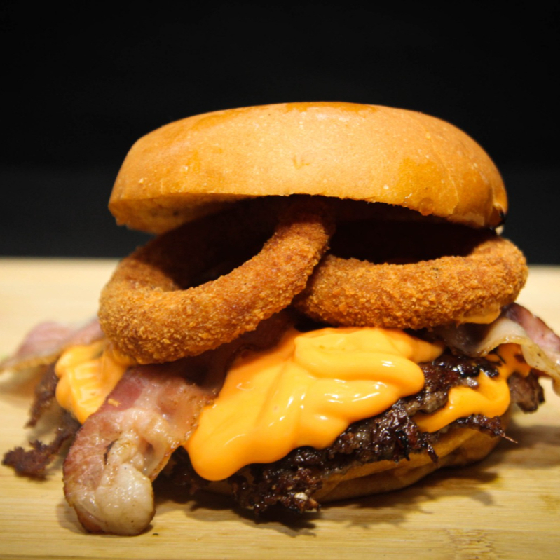 No pão brioche fofinho, dois smash burgers de 75g cada, cobertos por uma camada dupla de cheddar melt cremoso. Para completar, onion rings crocantes e fatias de bacon que deixam cada mordida ainda mais irresistível.