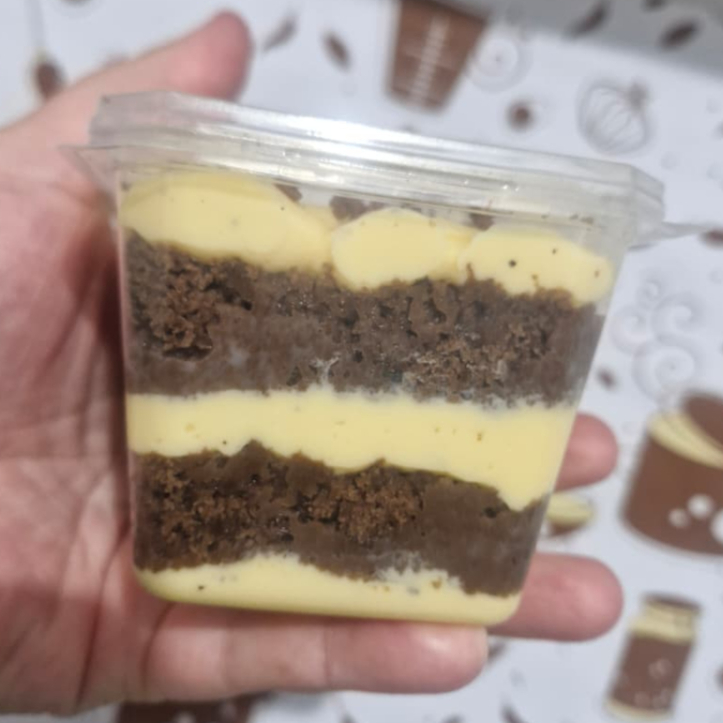 Um delicioso bolo no pote de maracujá, que vem com 3 camadas de mousse refrescante de maracujá e 2 camadas de bolo de chocolate finalizado com mousse. Peso aprox 250grs