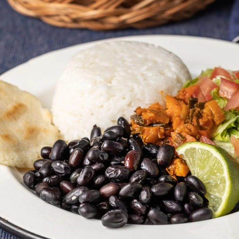 Casado con Pollo en Salsa