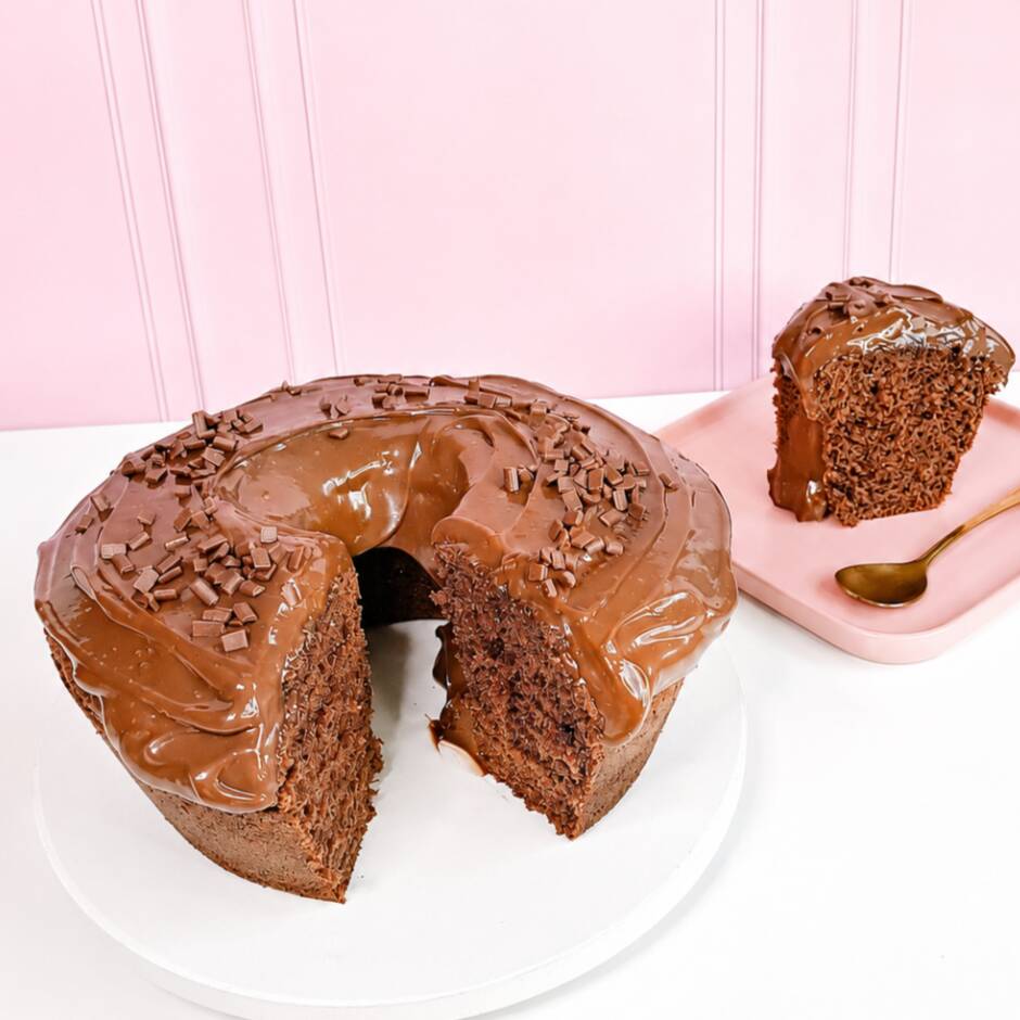Bolo chocolate feito com 50% cacau, bem fofinho com uma cobertura generosa brigadeiro cremoso ao leite finalizado com granulado de chocolate. Atende 10 a 12 Pedaços