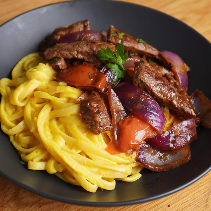 TALLARINES A LA HUANCAINA CON LOMO SALTADO