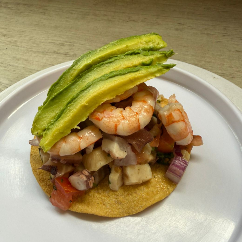 Tostada Combinada Camarón, Pulpo y Ceviche