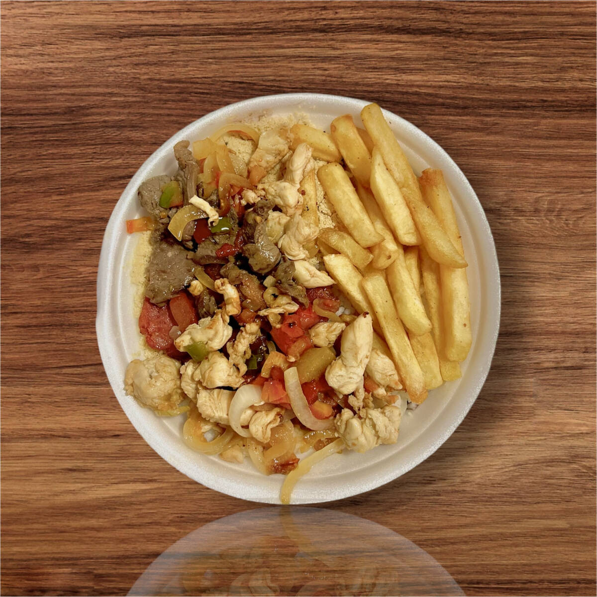 Marmita acompanha arroz branco, feijão preto, farofa e fritas.