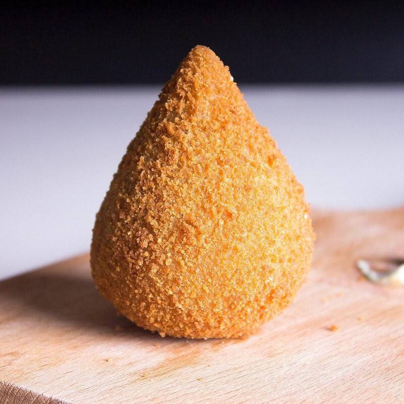 Coxinha douradinha, crocante por fora e com recheio saboroso.