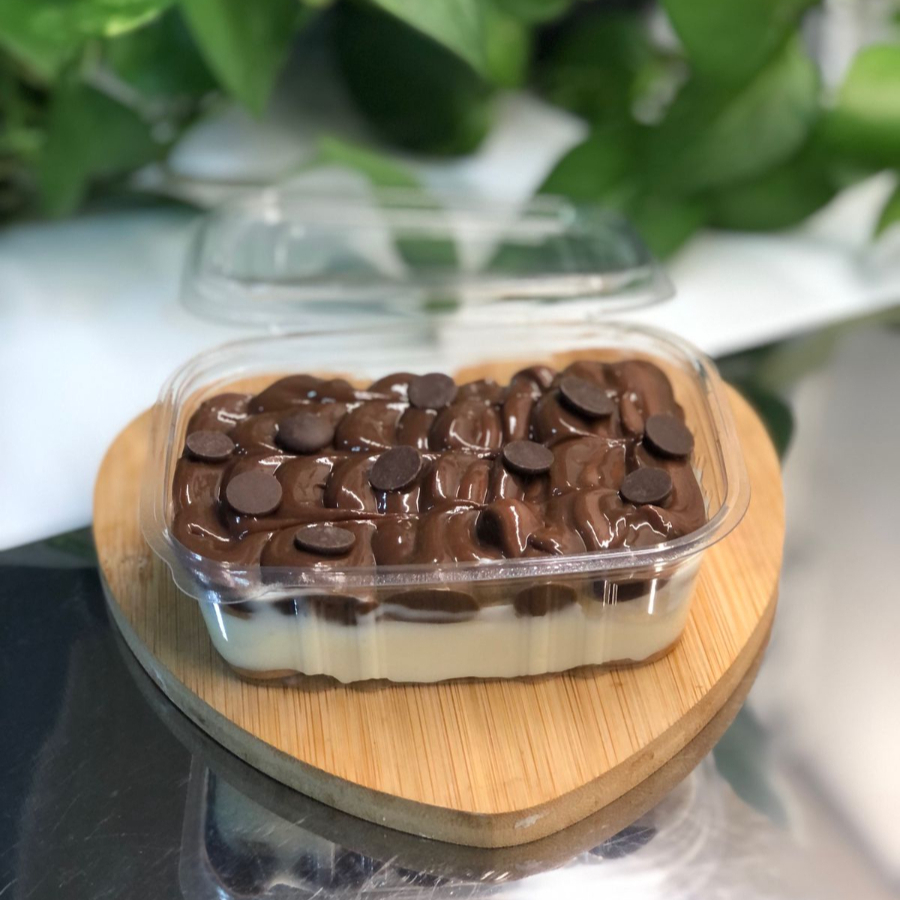 Creme branco + Brigadeiro Gourmet e gotas de chocolate