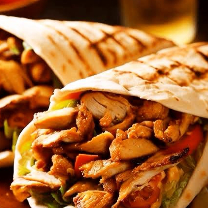 Frango temperado (160g),alface, tomate, picles, batata frita e molho de alho cremoso, bem recheado e suculento. (30 cm de shawarma)