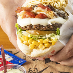 Pão brioche, hambúrguer, bacon picado, muçarela, alface americana e maionese da casa.