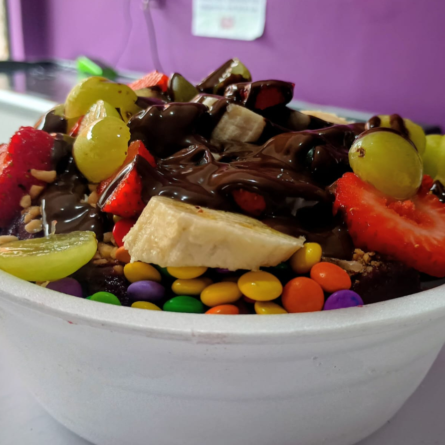 Uma tigela de açai de 1100ml, com até 10 acompanhamentos.