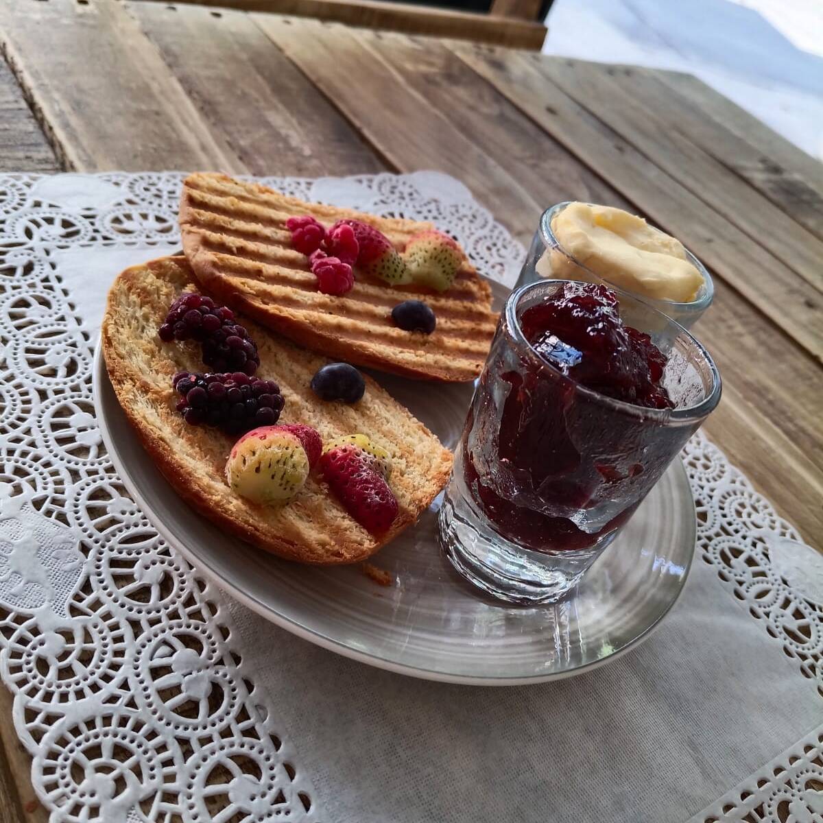 Pan Tostado con Frutos Rojos
