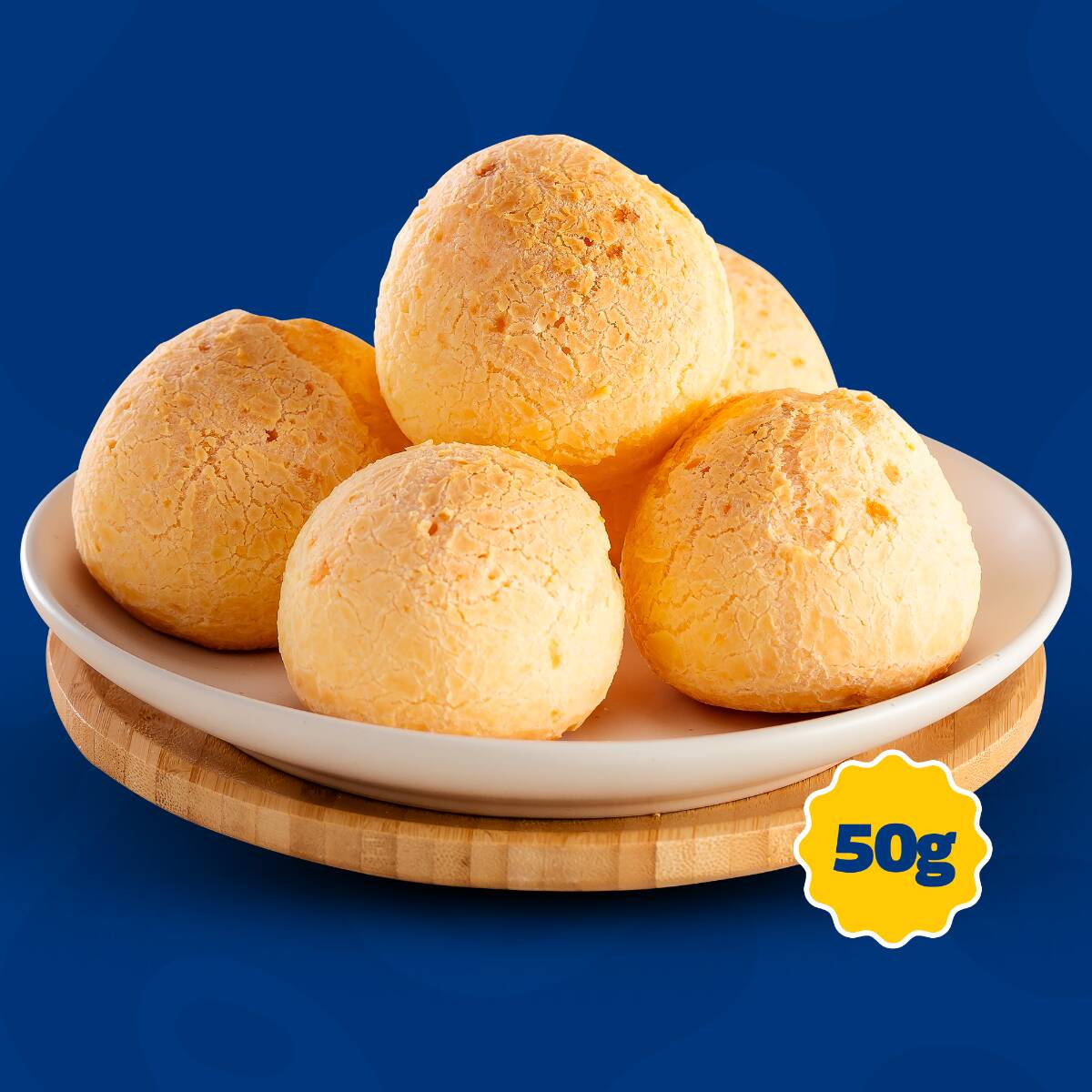 Nosso pão de queijo é feito com QUEIJO DE VERDADE, seguindo a tradição da receita caseira. Sem aromatizantes e sem essência, apenas sabor autêntico e a sensação de abraço de vó a cada mordida. Não contém glúten.