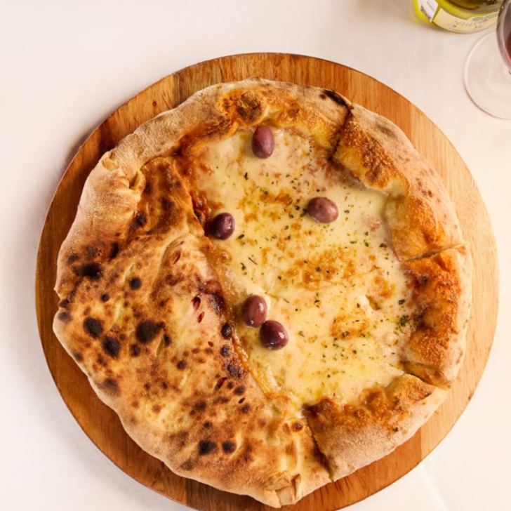 A clássica e amada Mozzarella é preparada com nosso molho de tomates frescos, mozzarella especial, orégano e finalizada com azeitonas pretas fatiada.Calzone recheado de mozzarella, calabresa artesanal