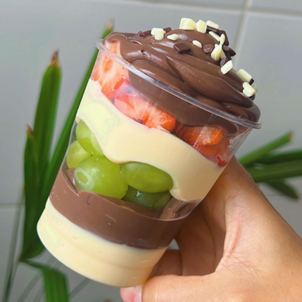 duo de creme de chocolate e ninho + uvas e morangos frescos montado na hora !!!