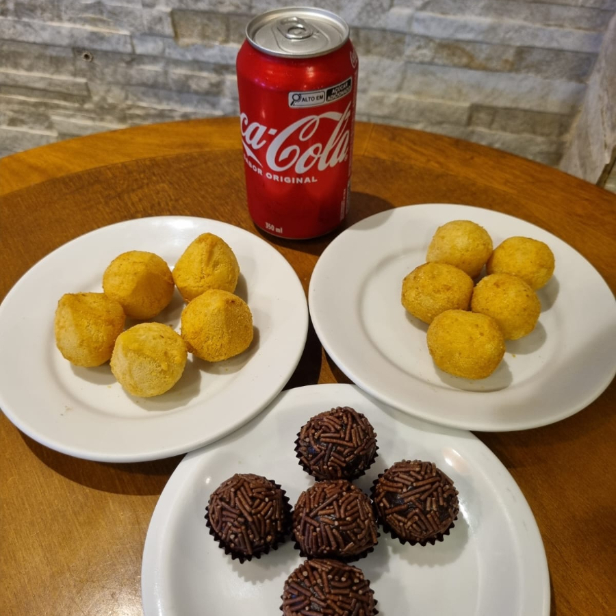 5 coxinhas de 100g + 5 Bolinhas de Queijo 100 g + 5 brigadeiros 100g + 1 coca cola 350ml