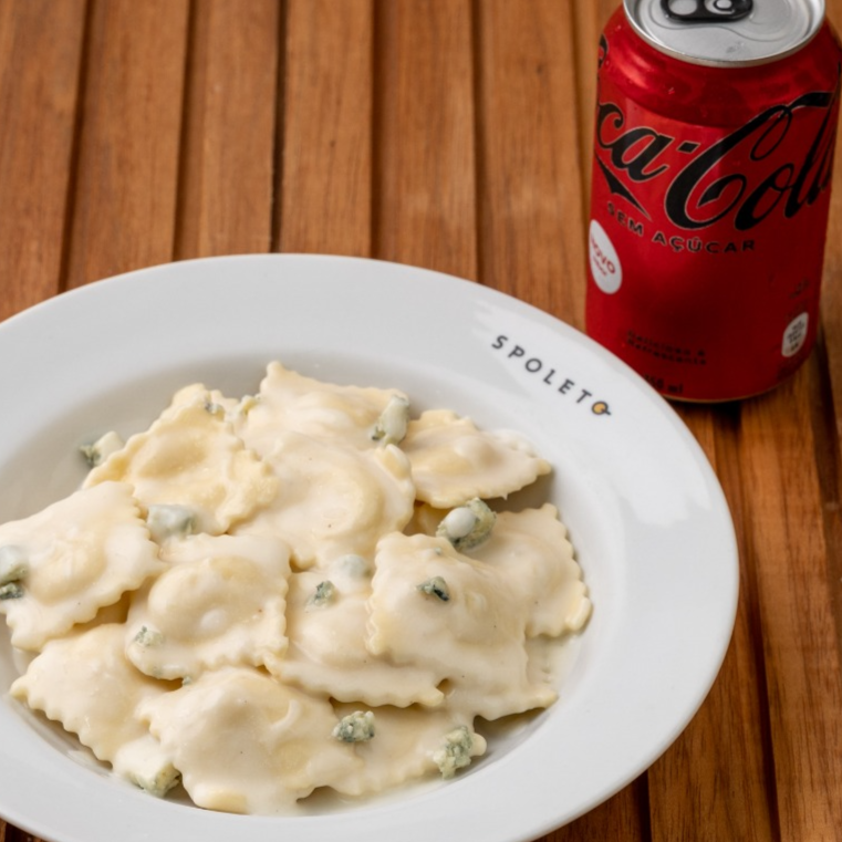 200g dos nossos deliciosos raviólis (carne, presunto e queijo, ricota, carne seca com requeijão ou mozzarella de bufala) + 2 conchas de molho + uma bebida!