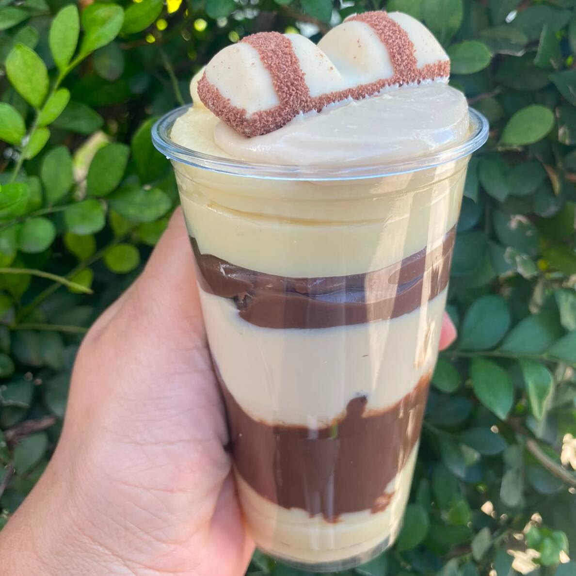 Sabor incomparável. Com várias camadas intercaladas de recheios e muito sabor esse é o copo mais desejado de nossa confeitaria. Uma camada generosa de creme de Ninho, depois uma camada generosa de Nutella pura, pedaços de brownies, com uma camada de creme Kinder bueno Original, uma camada de brigadeiro, mais uma camada de creme de Ninho finalizado com mais creme de Kinder e um biscoito Kinder. 300 ml