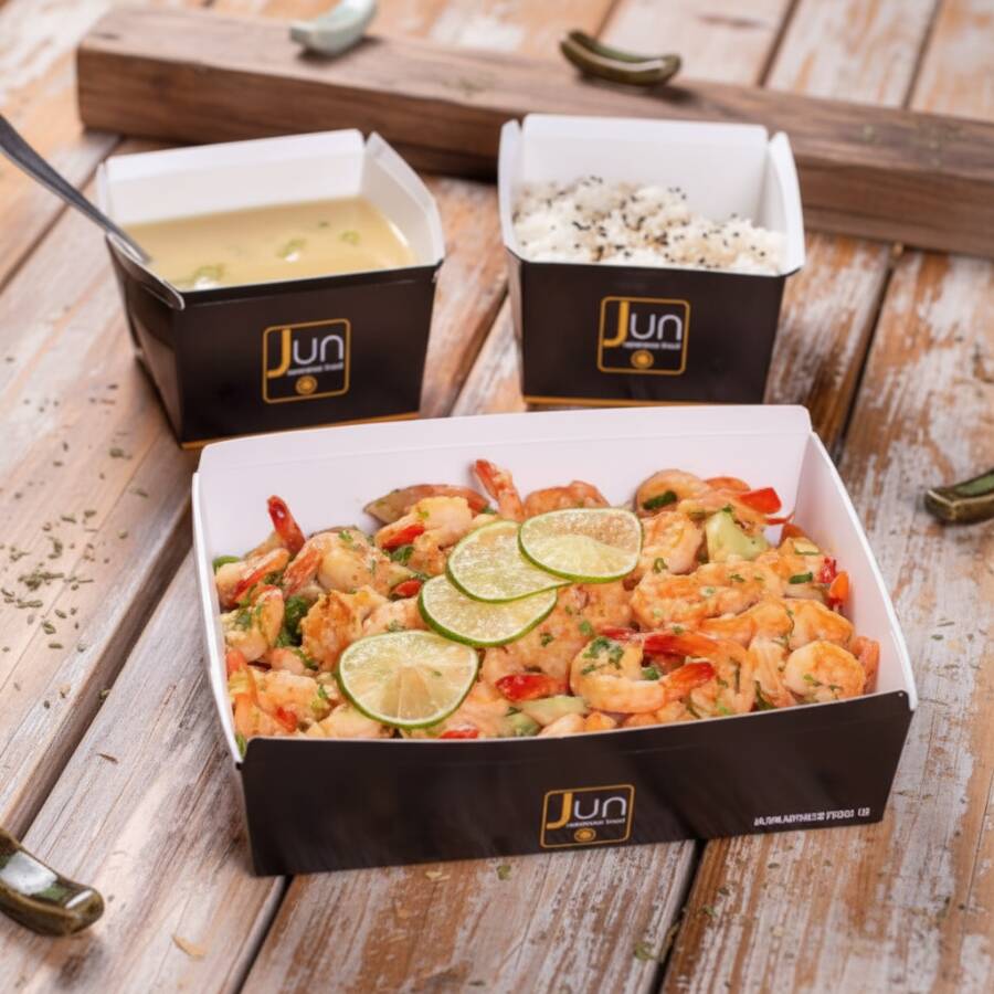 Camarão grelhado na chapa com manteiga, alho frito por cima, acompanha legumes no vapor, missoshiro (sopa de missô) e gohan (arroz japonês) (acompanha 1 hashi).