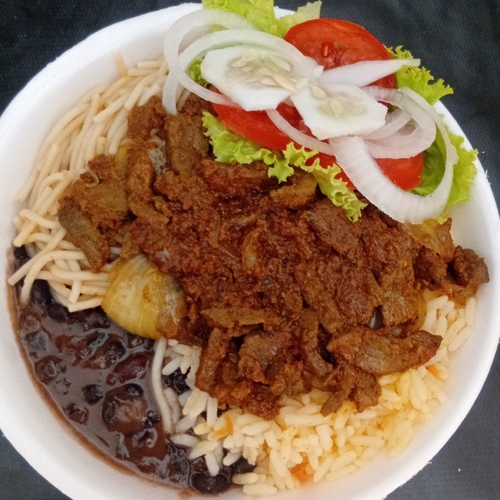 Acompanhamentos clássico que fazem toda a diferença: arroz soltinho e feijão no ponto certo pra deixar seu prato completo