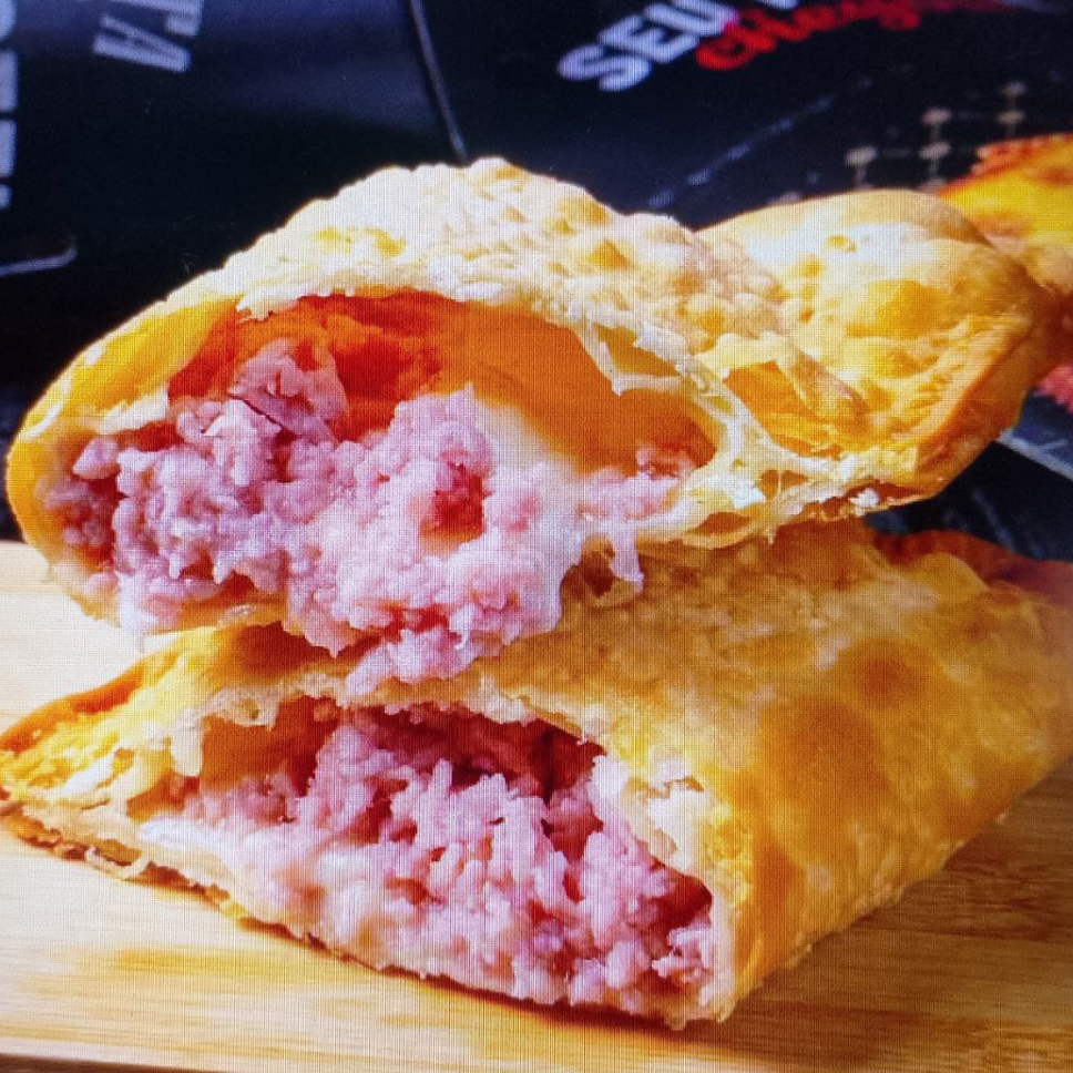 Pastel de Pizza, feito com uma massa crocante e dourada! Recheado com muçarela derretida, tomate fresco e um toque de orégano, é a combinação perfeita que traz o sabor da pizza em um formato irresistível.