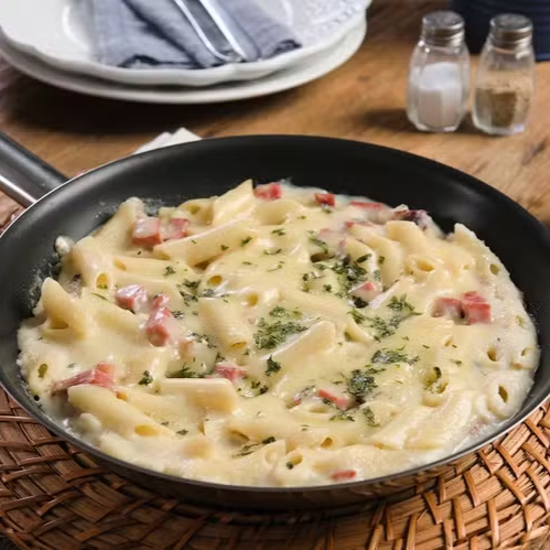 Penne molho 4 Queijos com Bacon, finalizado com parmesão ralado. Individual 400gr / Para Duas Pessoas 800gr