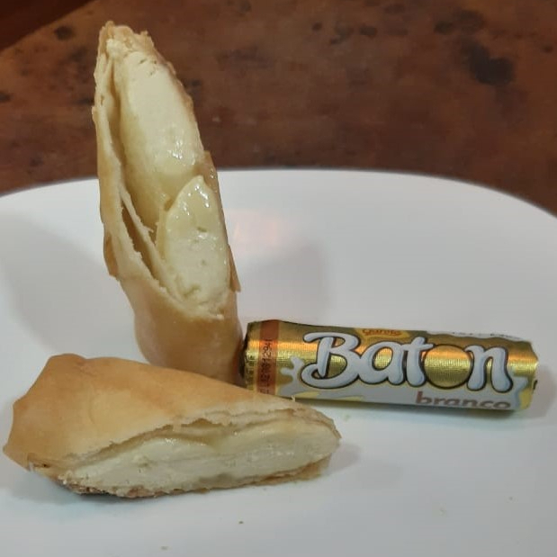 baton branco enrolado na massa do harumaki